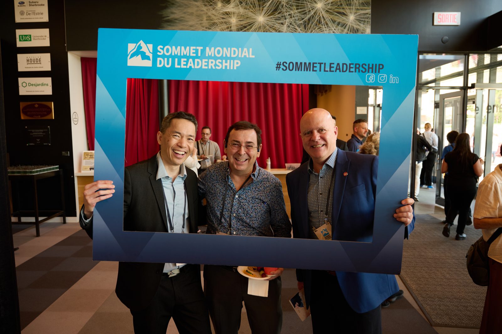 Participants du Sommet Leadership posant avec un cadre photo